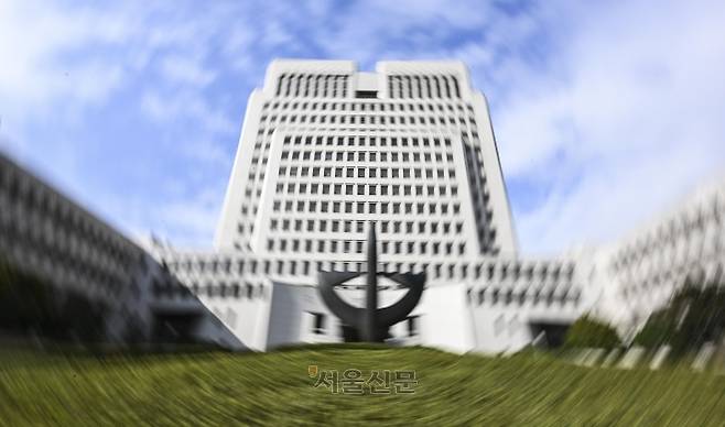 더불어민주당이 16일 사법개혁의 일환으로 대법원장과 대법관이 퇴임 이후 일정 기간 대법원 사건을 수임하지 못하게 하는 방안을 검토하는 것으로 알려졌다. 사진은 서울 서초구 대법원 전경. 이지훈 기자