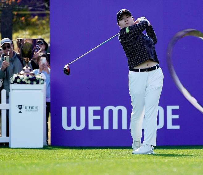 홍정민이 16일 경주 마우나오션 컨트리클럽(파71)에서 열린 이벤트 대회인 위믹스 챔피언십(총상금 10억원) 둘째 날 1번 홀에서 티샷하고 있다. 시즌 3승을 거두며 이예원, 방신실과 함께 공동 다승왕·상금왕에 오른 홍정민은 우승 상금 3억원을 추가하며 올 한 해에만 16억원이 넘는 상금을 받았다. 대회조직위원회 제공