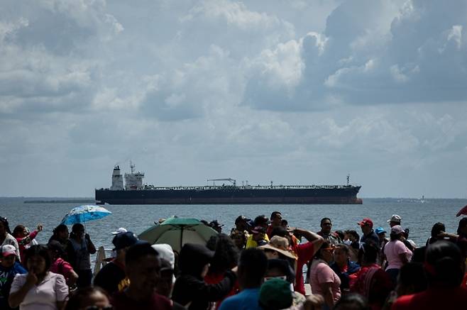 베네수엘라 마라카이보에서 15일(현지시간) 볼리바르 기층위원회(CBBI) 선서식에 주민들이 참여하고 있다. 미국의 ‘서던 스피어’ 작전 발표 이후 미·베네수엘라 간 긴장이 고조되자 마두로 대통령과 차베스주의 지도부는 전국에서 대중 동원 활동을 강화하고 있다. EPA 연합뉴스