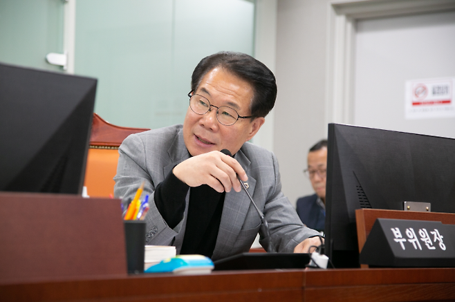 유영두 의원이 17일 진행된 경기콘텐츠진흥원 행정사무감사에서 피감기관을 상대로 질의하고 있다.(사진=경기도의회)