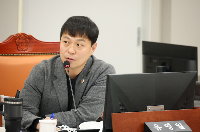 유영일 의원이 17일 열린 2025년도 경기도 보건환경연구원 행정사무감사에서 피감기관을 상대로 질의하고 있다.(사진=경기도의회)