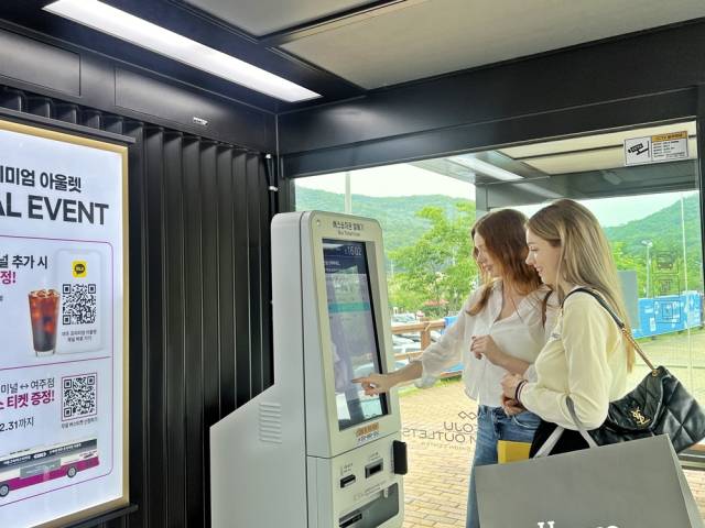 신세계사이먼 여주 프리미엄 아울렛에서 쇼핑을 즐긴 외국인 관광객들이 이동을 위해 고속버스 승차권을 구매하고 있다. 사진 제공=신세계사이먼