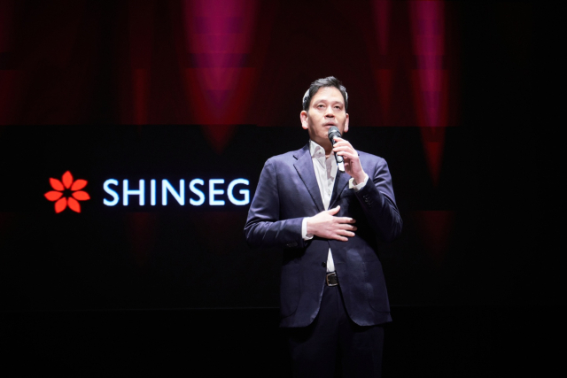 정용진 신세계그룹 회장이 올해 2월 신입사원 수료식에 참석해 질의 응답을 하고 있다. 사진 제공=신세계