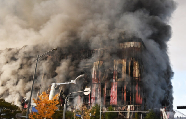 이달 15일 오전 충남 천안시 동남구 풍세면 이랜드패션 물류센터에서 불이 나 검은 연기가 치솟고 있다. 연합뉴스