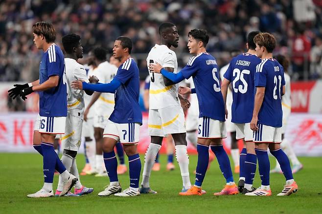 가나대표팀 선수들이 14일 일본 아이치현의 도요타스타디움에서 열린 일본과 평가전 원정경기에서 0-2로 패한 뒤 아쉬워하고 있다. 가나는 18일 한국전에서 전술 보완과 새 얼굴 실험에 주력할 것으로 보인다. 도요타(일본)│AP뉴시스