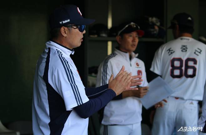 김원형 두산 감독(왼쪽)이 16일 미야코노조구장에서 열린 지바 롯데 마린스와 연습경기에서 선수들을 독려하고 있다. 이날 두산은 0-4로 패했지만, 김 감독은 “선수들이 모두 잘해주고 있다”고 격려했다. 사진제공ㅣ두산 베어스