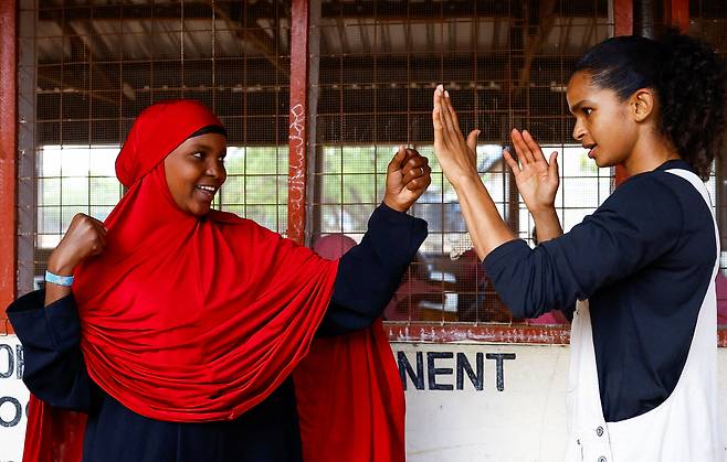 람라 알리가 지난 9월 케냐 가리사주 다답 난민캠프를 방문해 소말리아 여학생에게 복싱을 지도하고 있다. 로이터