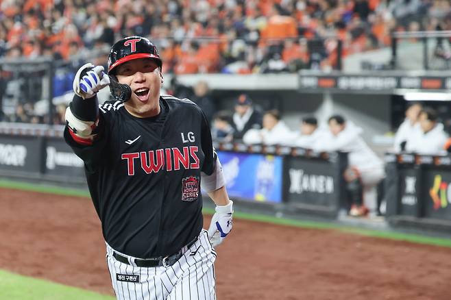 김현수가 지난달 29일 한국시리즈 3차전 4회초 솔로 홈런을 친 뒤 홈으로 들어오며 포효하고 있다.  연합뉴스