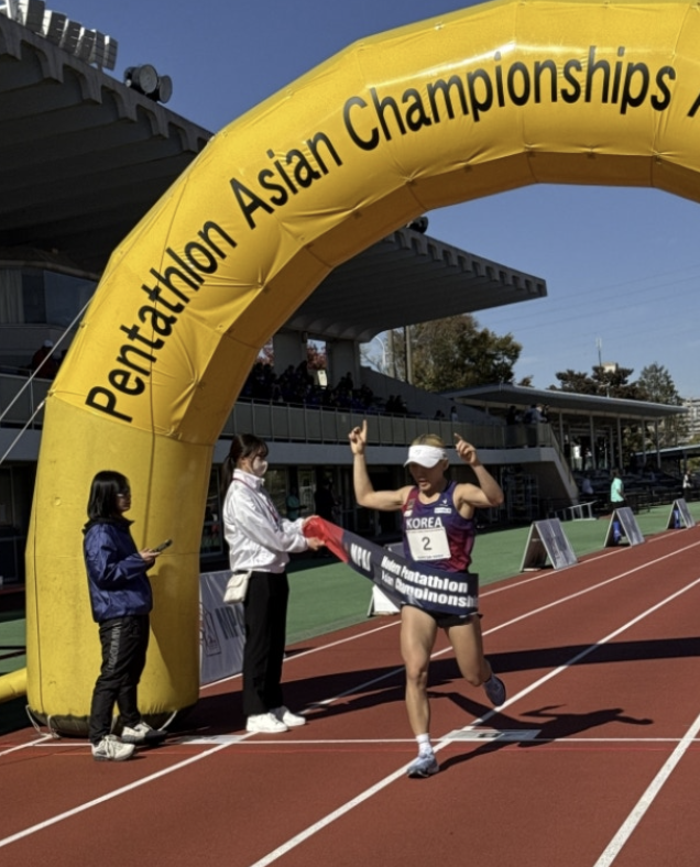 성승민이 16일 일본 안조에서 열린 2025 아시아선수권대회 레이저런에서 결승점을 통과하고 있다. 대한근대5종연맹 제공