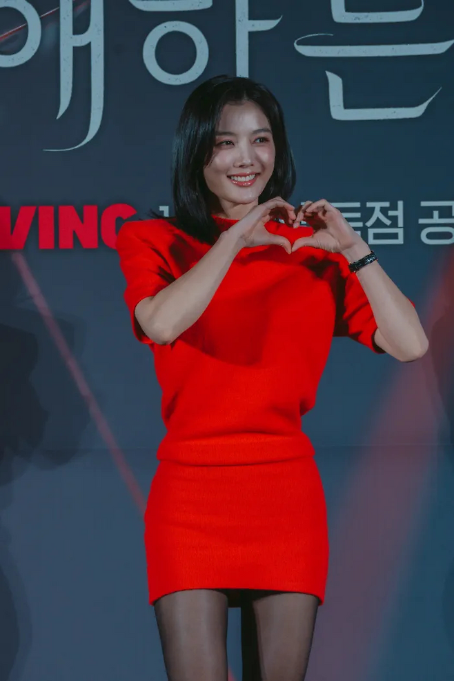 배우 김유정이 30일 오후 서울 용산 CGV아이파크몰에서 열린 티빙 오리지널 드라마 ‘친애하는 X’ 제작발표회에 참석해 포즈를 취하고 있다. 사진 티빙