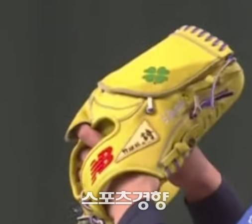 지난 15일 일본 도쿄돔에서 열린 일본과의 ‘2025 K-BASEBALL SERIES’ 1차전 도중 중계 화면에 잡힌 성영탁의 글러브. ‘野球狂の詩’라는 문구가 박혀 있다. NAVER 중계 화면 캡처