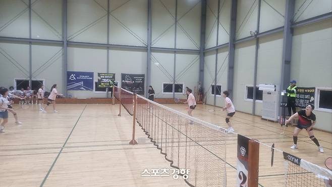 부산 한 배드민턴 구장에서 BK리그가 진행되고 있다. 김세훈 기자