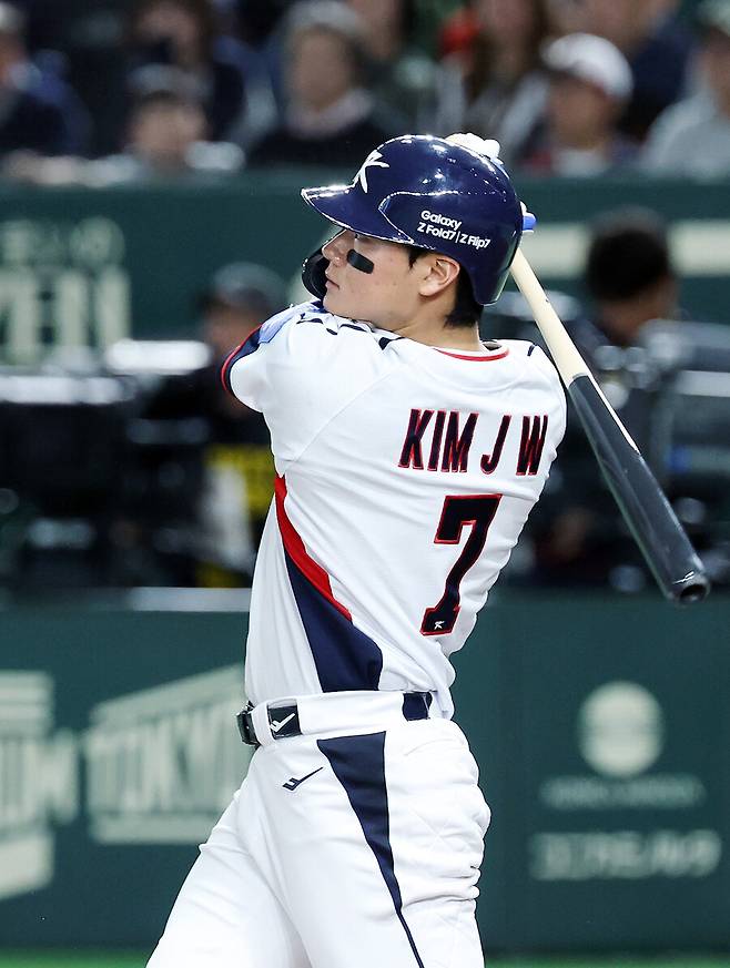 ▲ 16일 일본 도쿄돔에서 열린 2025 K베이스볼 시리즈 대한민국과 일본의 평가전. 9회말 2사 주자없는 상황 김주원이 동점 솔로홈런을 쏘아올리고 있다. ⓒ연합뉴스