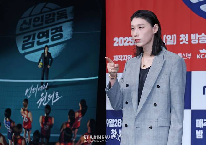 전 배구 국가대표선수 김연경이 24일 오후 서울 마포구 상암동 MBC에서 진행된 예능프로그램 '신인감독 김연경' 제작발표회에 참석해 포즈를 취하고 있다.  신인감독으로 돌아온 배구계의 전설 배구황제 김연경의 구단 창설 프로젝트 '신인감독 김연경'은 오는 28일 첫 방송된다. /2025.09.24 /사진=이동훈 photoguy@
