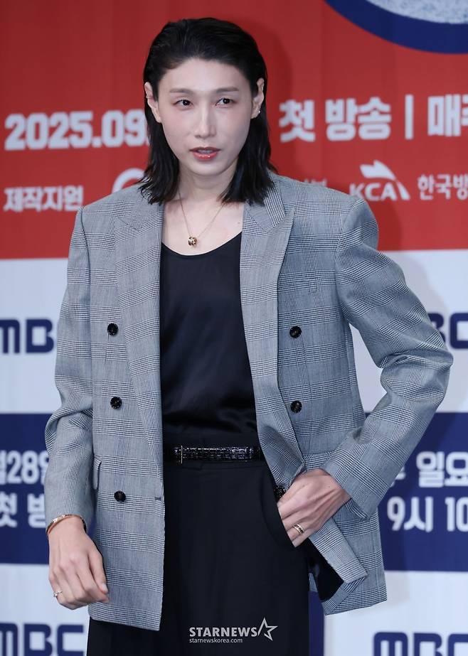 전 배구 국가대표선수 김연경이 24일 오후 서울 마포구 상암동 MBC에서 진행된 예능프로그램 '신인감독 김연경' 제작발표회에 참석해 포즈를 취하고 있다.  신인감독으로 돌아온 배구계의 전설 배구황제 김연경의 구단 창설 프로젝트 '신인감독 김연경'은 오는 28일 첫 방송된다. /2025.09.24 /사진=이동훈 photoguy@