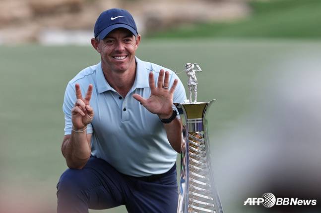 매킬로이가 16일 DP월드투어 올해의 선수상 '두바이 레이스 타이틀'을 차지하고 통산 7번째 수상을 의미하는 7개의 손가락을 펴들고 포즈를 취하고 있다. /AFPBBNews=뉴스1