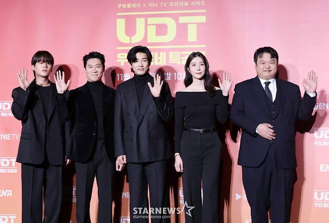 배우 이정하, 진선규, 윤계상, 김지현, 고규필이 17일 서울 광진구 풀만 앰버서더 서울이스트폴에서 진행된 쿠팡플레이x지니TV 시리즈 'UDT: 우리 동네 특공대' 제작발표회에 참석해 포즈를 취하고 있다. /2025.11.17 /사진=김휘선 hwijpg@