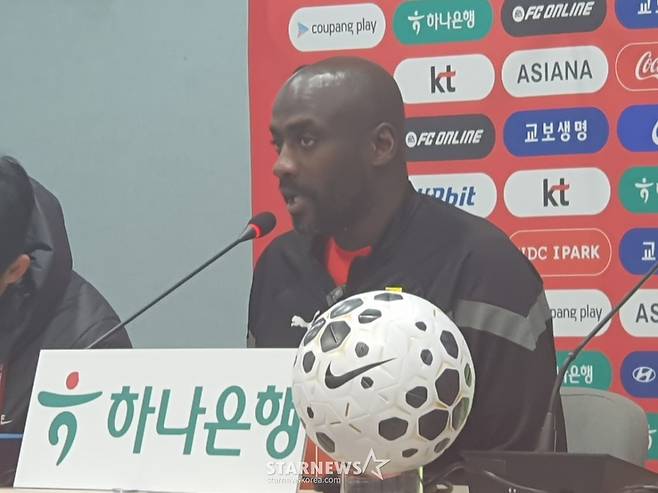 오토 아도 가나 축구대표팀 감독이 17일 서울월드컵경기장에서 열린 한국 대 가나의 친선경기 사전 기자회견에서 취재진 질문에 답하고 있다. /사진=박재호 기자