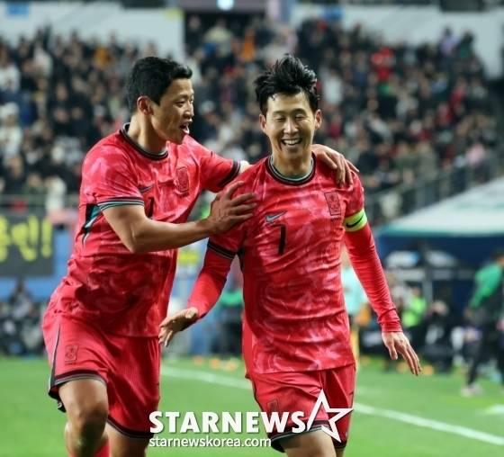 황희찬(왼쪽)이 14일 오후 8시 대전월드컵경기장에서 열린 볼리비아(76위)와 친선경기에서 선제골을 넣은 손흥민을 축하하고 있다. /사진=강영조 선임기자