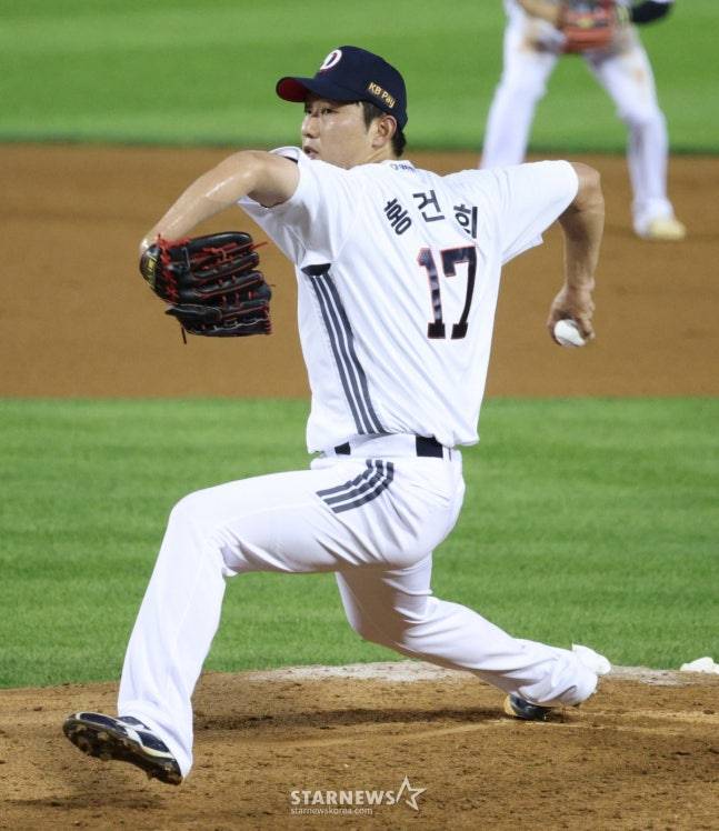 지난 7월 홍건희의 투구 모습. /사진=김진경 대기자