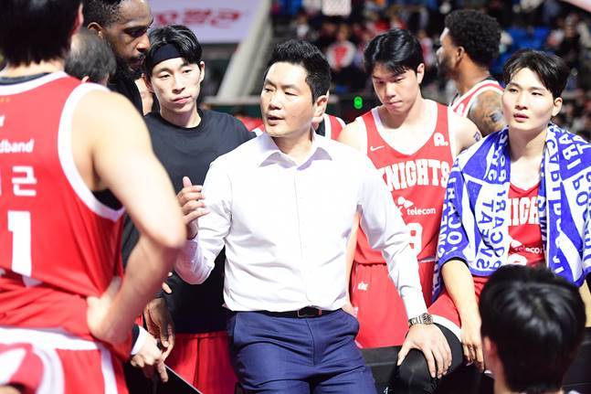 전희철(가운데) 서울SK 감독이 작전타임 중 선수들에게 지시하고 있다. /사진=KBL 제공