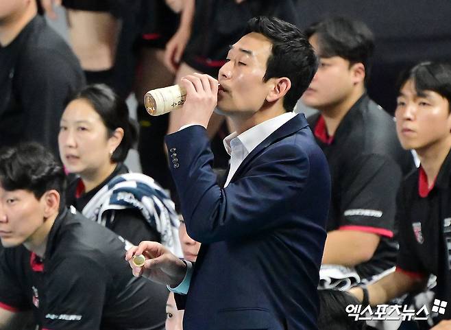16일 오후 인천 부평구 삼산월드체육관 열린 '진에어 2025-2026 V-리그' 흥국생명과 정관장의 경기, 정관장 고희진 감독이 물을 마시고 있다. 인천, 김한준 기자