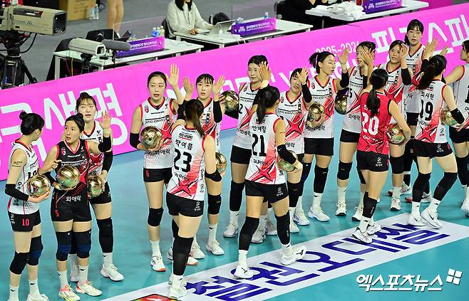 16일 오후 인천 부평구 삼산월드체육관 열린 '진에어 2025-2026 V-리그' 흥국생명과 정관장의 경기, 정관장 선수단이 자네테의 부친상을 추모하는 마음으로 근조 리본을 달고 경기에 임하고 있다. 인천, 김한준 기자