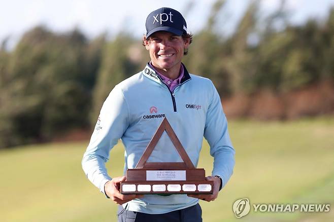 우승 트로피 들고 활짝 웃는 솅크 [AFP=연합뉴스]