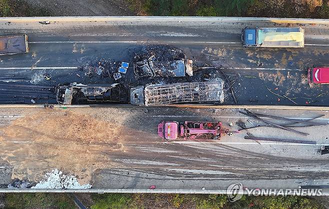 유조차 사고 발생한 상주영천고속도로 (영천=연합뉴스) 윤관식 기자 = 17일 오전 3시 12분께 상주영천고속도로 양방향에서 대형 교통사고로 화재가 발생한 가운데 당국이 사고 수습을 하고 있다. 2025.11.17 psik@yna.co.kr