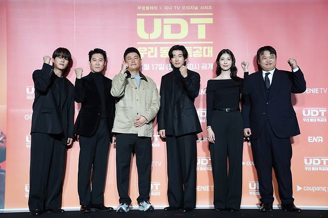 'UDT: 우리 동네 특공대' 출연진과 조웅 PD [쿠팡플레이 제공. 재판매 및 DB 금지]