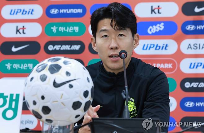 가나와의 평가전 하루 앞둔 손흥민 (서울=연합뉴스) 신현우 기자 = 가나와의 평가전을 하루 앞둔 한국 축구대표팀 주장 손흥민이 17일 서울 마포구 서울월드컵경기장에서 열린 공식 기자회견에 참석해 질문에 답하고 있다. 2025.11.17 nowwego@yna.co.kr