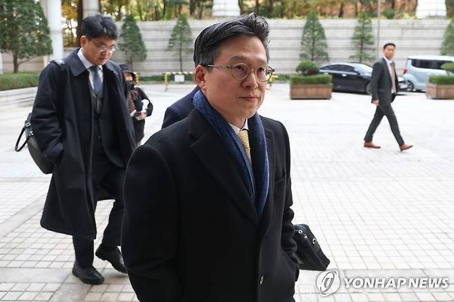 영장실질심사 출석하는 김선규 전 공수처 부장검사 (서울=연합뉴스) 윤동진 기자 = 채상병 순직 사건 수사를 방해한 혐의를 받는 김선규 전 고위공직자범죄수사처(공수처) 부장검사가 구속 전 피의자 심문(영장실질심사)을 받기 위해 17일 서초구 서울중앙지법으로 출석하고 있다. 2025.11.17 mon@yna.co.kr