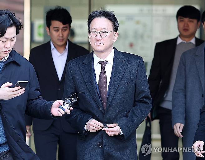 영장심사 마친 송창진 전 부장검사 (서울=연합뉴스) 윤동진 기자 = 채상병 순직 사건 수사를 방해한 혐의를 받는 송창진 전 고위공직자범죄수사처(공수처) 부장검사가 구속 전 피의자 심문(영장실질심사)을 마친 후 17일 서울 서초구 서울중앙지법을 나서고 있다. 2025.11.17 mon@yna.co.kr