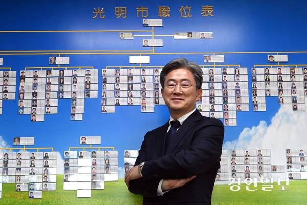 이재명 대통령이 경기도지사로 재직할 당시 비서실장을 역임했던 정순욱 광명부시장은 30여년간 공직에서 잔뼈가 굵은 인사이기도 하다. 공직 생활을 마무리하는 시점에서 만난 정 부시장이 지난 17일 자신의 사무실에서 “평생 쌓아온 지방행정에서의 경험과 노하우, 경기도에서 맺은 좋은 인연을 값지게 쓸 수 있으면 좋겠다”고 말하고 있다. 2025.11.17 /최은성기자 ces7198@kyeongin.com