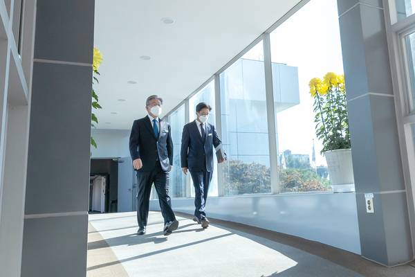 이재명 대통령이 경기도지사로서 마지막으로 출근한 지난 2021년 10월 25일, 퇴임 기자회견을 위해 정순욱 도지사 비서실장과 브리핑룸으로 이동하고 있다. /경기도 제공