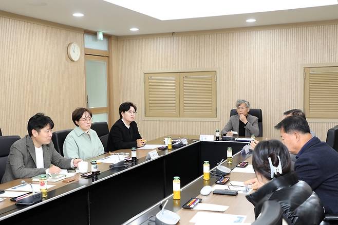 지난 17일 인천 동구의회 '상가 의무 비율 개선 연구회' 소속 의원들과 동구청 관계자 등이 인천시 빗물부담금과 관련한 논의를 하고 있다. 사진=동구의회