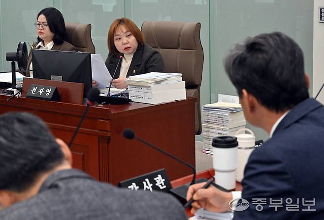 김승희 전 대통령실 의전비서관 자녀의 학교폭력 무마 의혹이 일었던 2023년 대통령실 인사들과 당시 성남교육지원청 교육장이 만남을 가졌다는 의혹이 경기도의회 행정사무감사에서 제기된 가운데 18일 오전 수원시 영통구 경기도의회 교육행정위원회 회의실에서 전자영 더불어민주당 의원이 질의를 하고 있다. 김경민기자