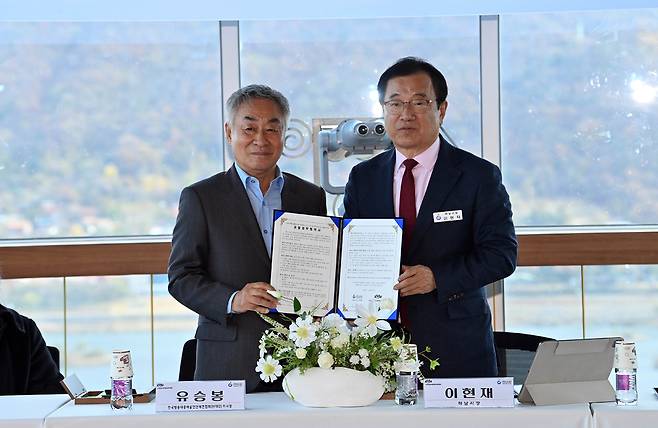 하남시가 한국방송대중예술인 단체연합회와 K-컬처 복합 콤플렉스(K-스타월드)를 성공적으로 추진하기 위해 업무협약을 맺고 있다. <하남시 제공>