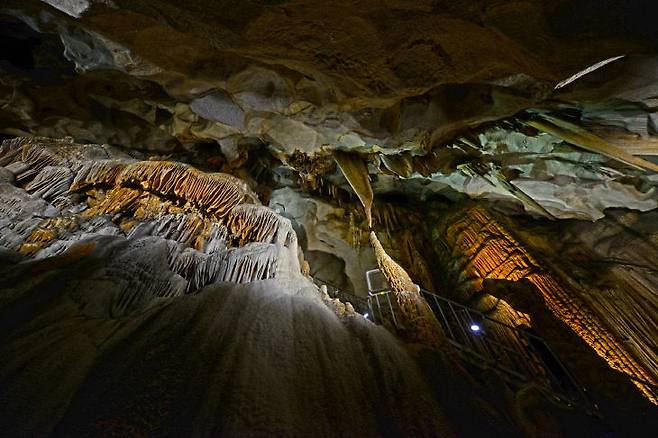 차가운 바람을 피하고 즐기는 15℃ 천연동굴 힐링 코스 고수동굴. (단양군 제공)