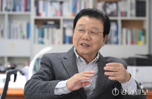 김진선 전 지사가 평창 오대산 자락의 산실에서 12년의 도정 등에 대해 이야기 하고 있다. 평창=권태명기자