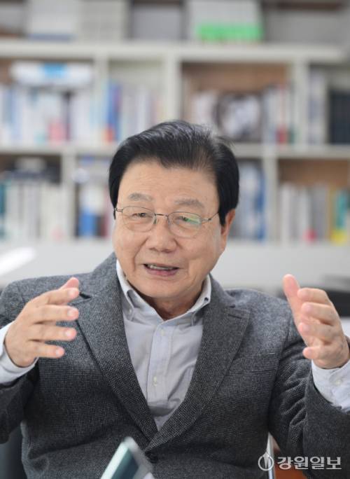 김진선 전 지사가 평창 오대산 자락의 산실에서 12년의 도정 등에 대해 이야기 하고 있다. 평창=권태명기자