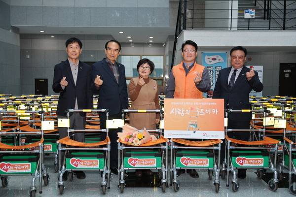 한화에어로스페이스가 17일 월남전참전유공자회 등 유공자 어르신들에게 구르미카와 생필품을 전달했다. /한화에어로스페이스