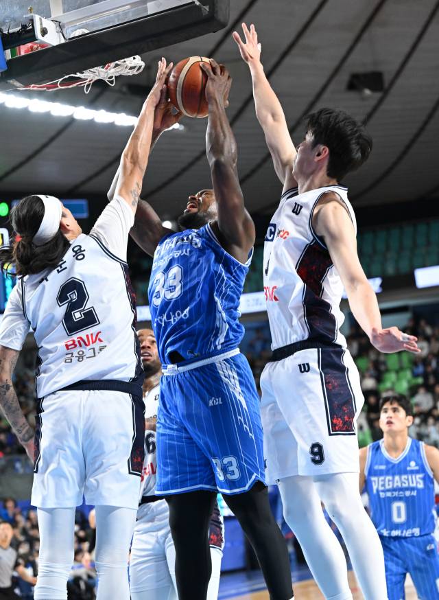 대구 한국가스공사 페가수스의 닉 퍼킨스(33번)가 18일 대구에서 열린 부산 KCC 이지스와의 경기 도중 골밑슛을 시도하고 있다. KBL 제공