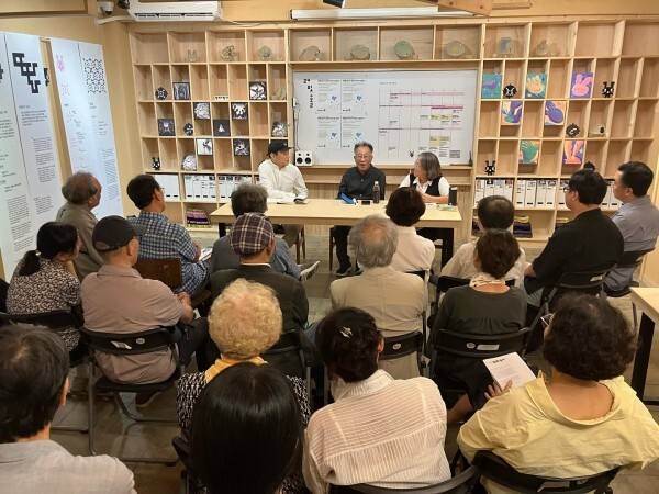 부산소설가협회가 시민들과 함께 했던 허택 소설가 북토크 행사 모습. 부산소설가협회 제공