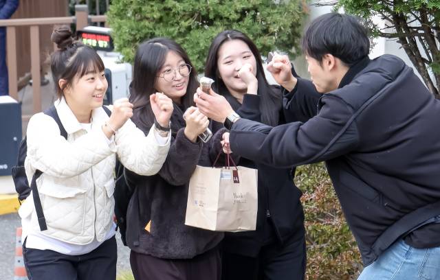 2026학년도 대학수학능력시험일인 지난 13일 부산 연제구 연제고등학교 정문 앞에서 교사 등이 고3 수험생들을 응원하고 있다. 김종진 기자 kjj1761@