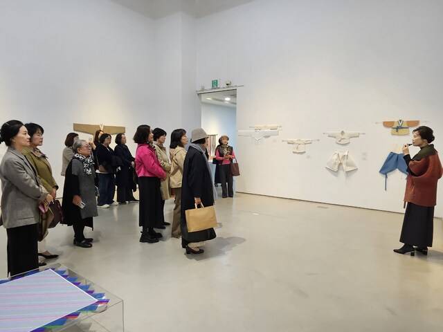 이순협 누비장 우수 이수자가 전시 작품에 대해서 설명하고 있다. 이날 권영숙 부산대 명예교수(의류학), 김태연 대구대 명예교수(전통지화연구가), 정순천 전 대구시행복진흥원장, 의사 김미주, 전통요리연구가 이정숙 씨 등이 관람했다. 최미화 기자