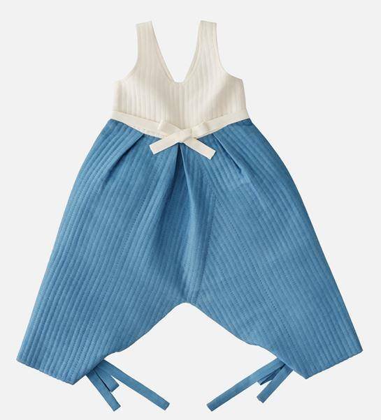 이순자 누비장 우수 이수자가 만든 풍차 바지. 요즘 아이들이 똥오줌을 가리기 전까지 입는 우주복과 같은 기능을 하는 바지로 밑이 열려 있다. 명주에 솜을 대고 누볐다.