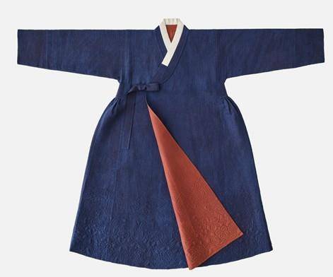 액주름포는 남자 복식이다. 겨드랑이 아래쪽에 주름이 잡혀 있다. 옷의 아랫부분에 병머리초 문양을 누비땀으로 표현했다.