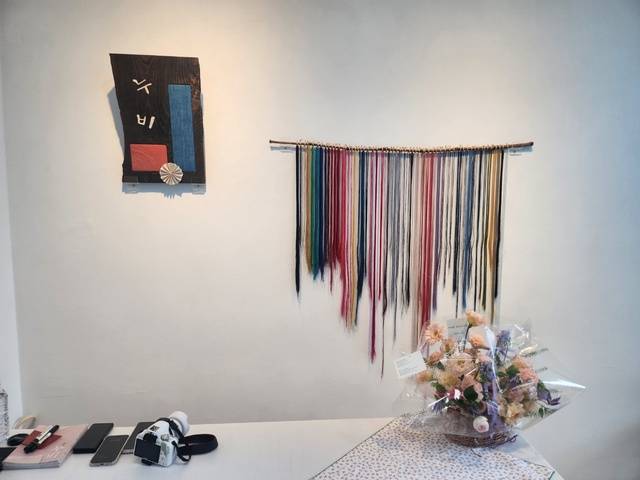 이순협 누비장 우수 전수자의 전시 작품 중 현대물인 '누비 현판'과 초칠한 누비 실 오브제. 김미주 씨 제공.