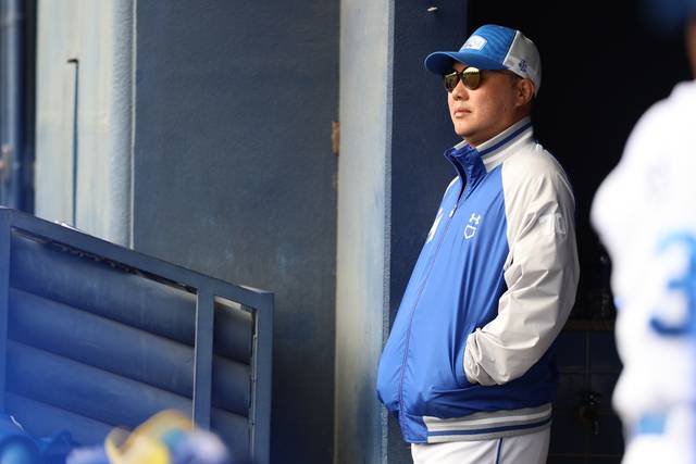 지난 2월 일본 오키나와 온나손볼파크에서 열린 삼성 라이온즈와 주니치 드래곤즈 연습경기를 지켜보는 박진만 감독. 삼성 제공